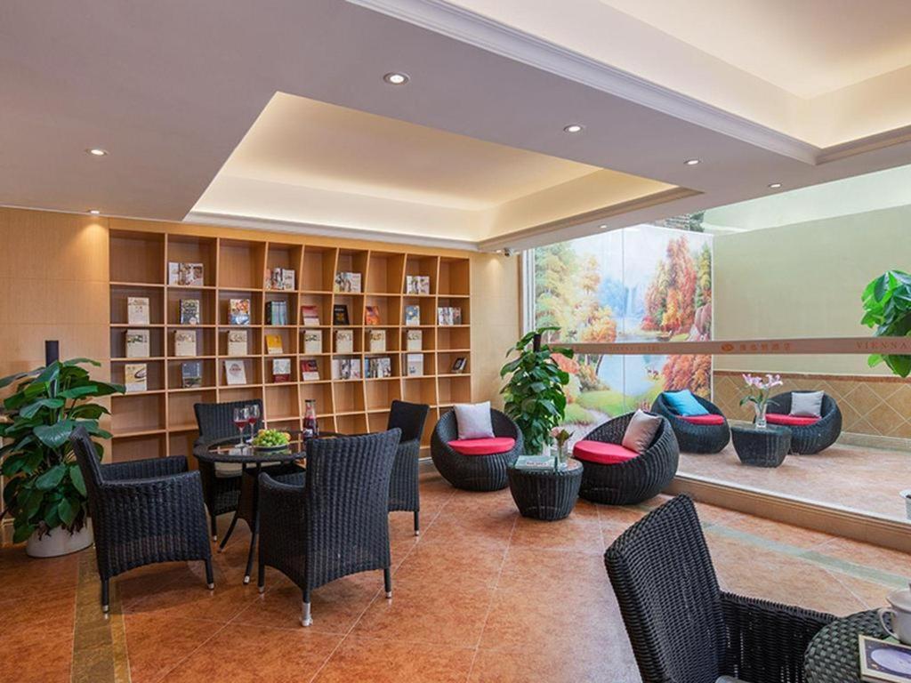 Vienna Classic Hotel Guangdong Yangxi Moon Bay Bagian luar foto